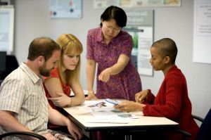 three-women-and-one-man-working-in-office-725x483